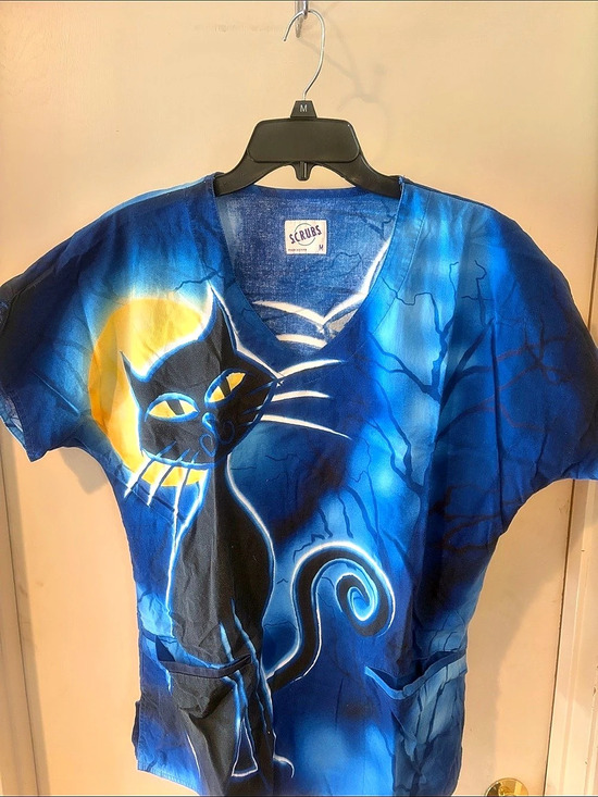 S.CRUBS Tops - S.CRUBS Cat Graphic Short Sleeve Tee in Blue Size Medium Like New
